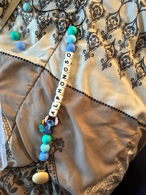 Customize Pacifier clip with child’s name